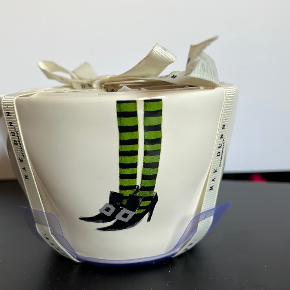 Celebrate your inner Elphaba! Rae Dunn Measuring Cups - Witch’s Feet Leg